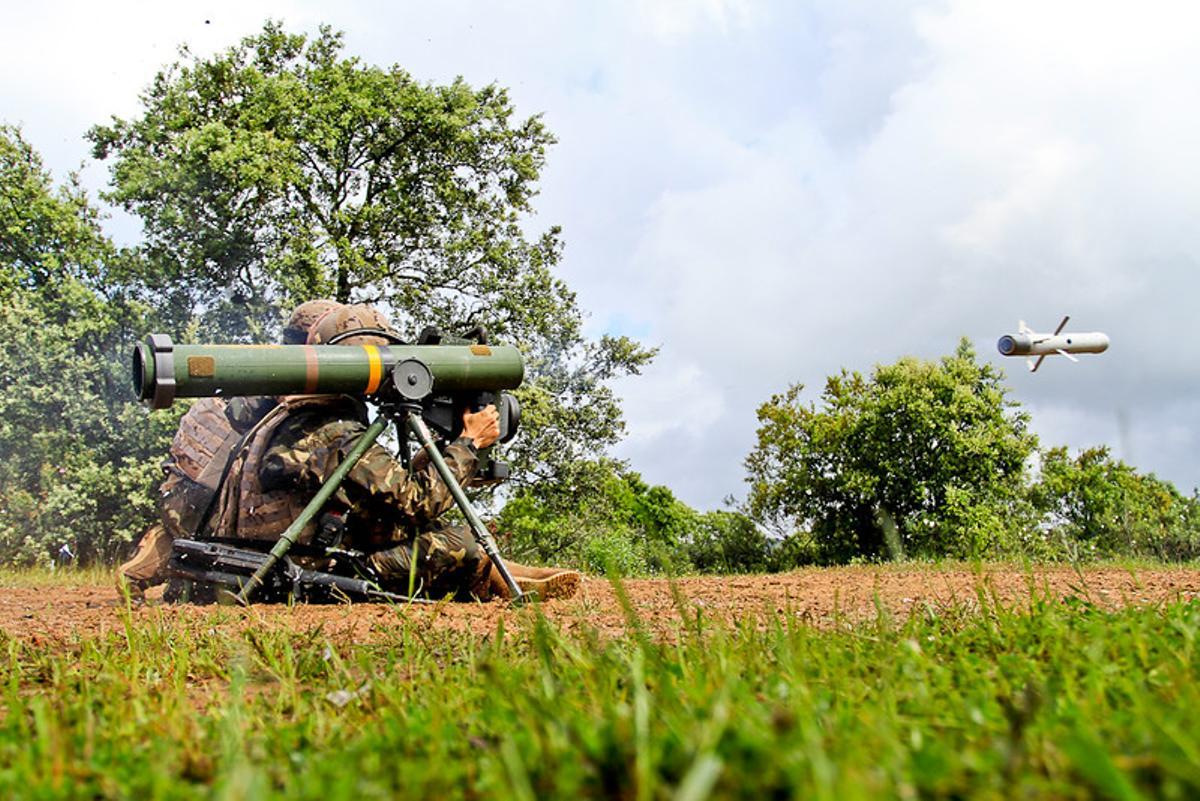 Un nourrisson marin lance un missile noir Spike dans un exercice le 23 avril.
