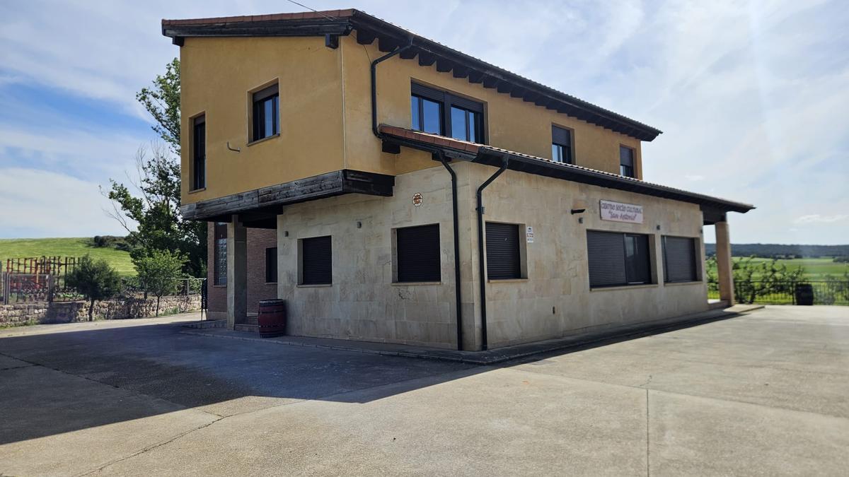 Vista del edificio que alberga el bar-hotel de Nebreda, en Burgos, que se alquila gratis y a quien lo lleve se le pagarán 400 euros al mes.