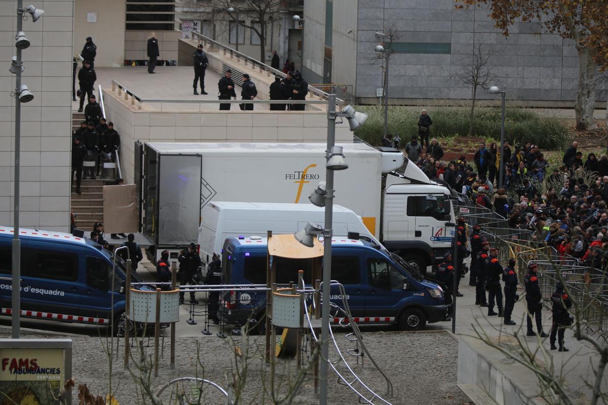 Lleida 12/12/2017 ICult La garde civile a déployé ce matin un appareil, avec le soutien des Mossos d'Esquadra et de la garde urbaine, pour protéger les accès au Museu de Lleida, où les 44 œuvres d'art de Sijena affirmées par Aragon ont été transférées. Photo Danny Caminal