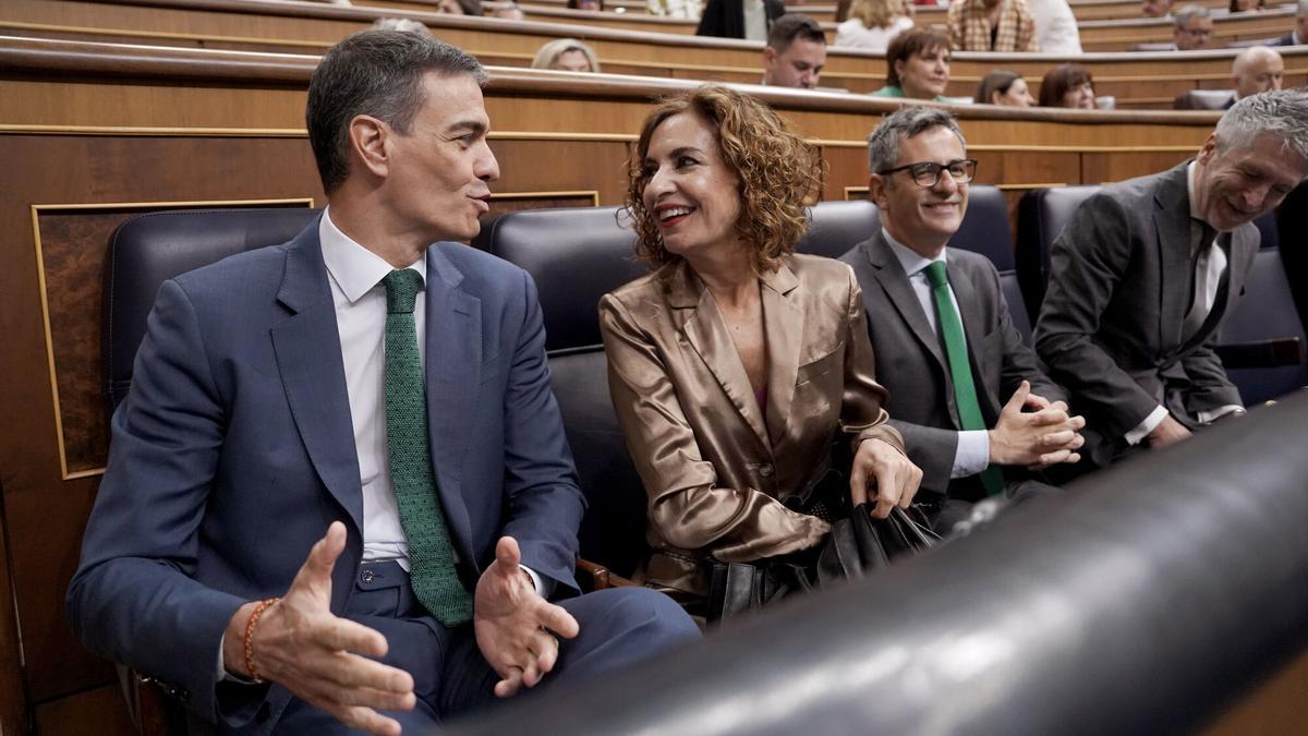 El presidente del Gobierno, Pedro Sánchez, junto a la vicepresidenta primera, María Jesús Montero, y el ministro de Presidencia y Justicia, Félix Bolaños, durante la última sesión de control en el Congreso.