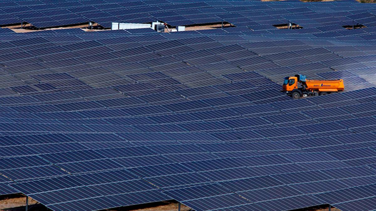 Una planta de energía solar fotovoltaica
