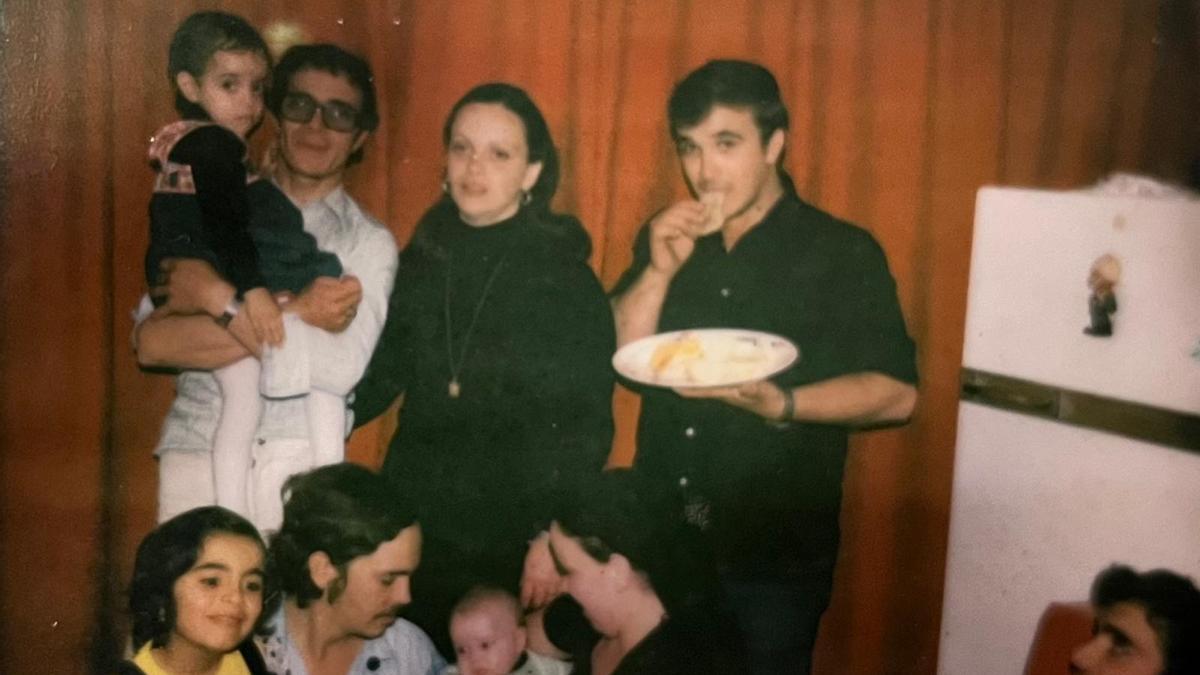 Una familia del barrio de San Juan durante una celebración de cumpleaños en el año 1973.