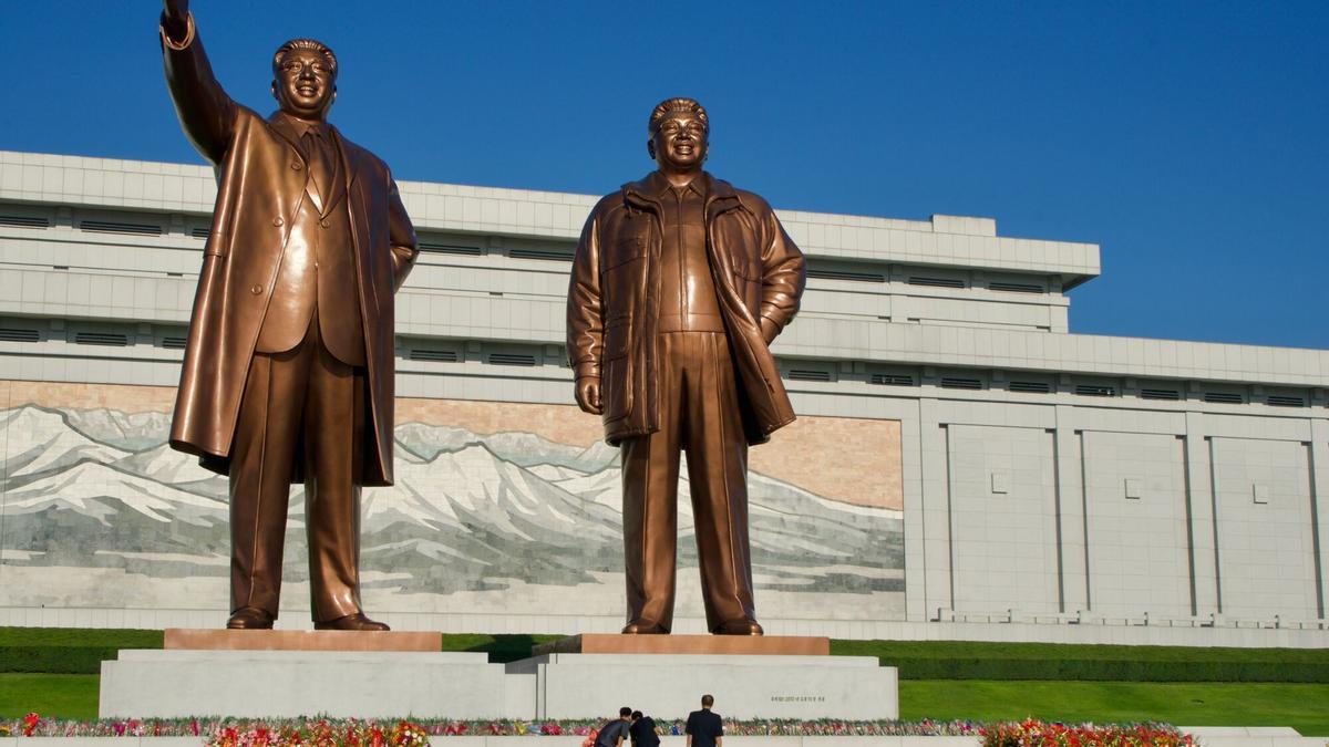 Las estatuas de Kim Il-sung (izquierda) y su hijo Kim Jong-il (derecha) en el Gran monumento de la colina Mansu en Pionyang.