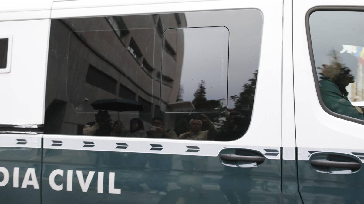 El matrimonio que encerró a sus tres hijos en Oviedo durante años acumulaba basura y medicamentos: "La situación sorprendió a los agentes"