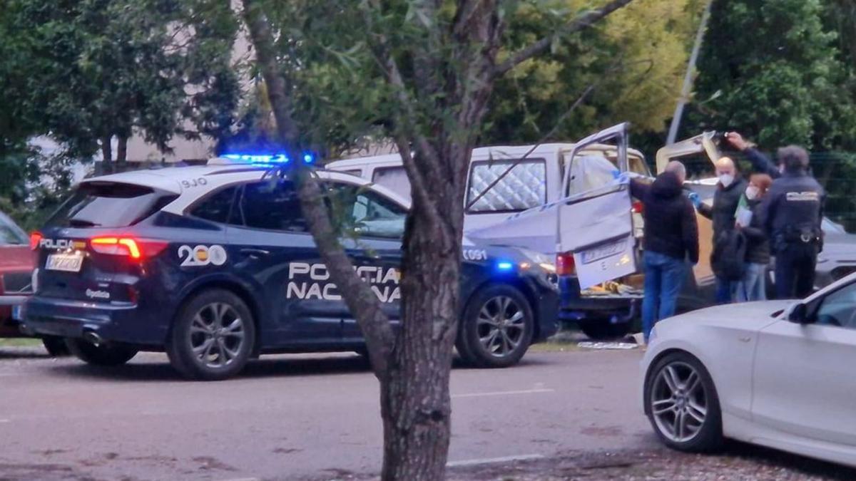 Aparece un hombre muerto y "momificado" dentro de una furgoneta en un aparcamiento en Oviedo.