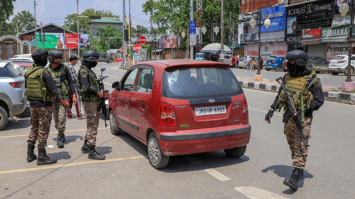 Controles fronterizos en Srinagar, la India, por las tensiones en la frontera de Cachemira.