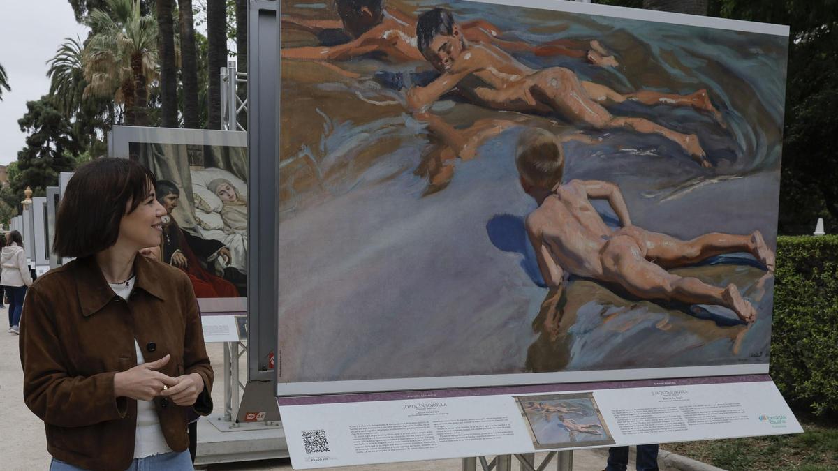 Diana Morant, en la Fira del Llibre, donde hay una exposición de obras del Prado, entre ellas un Sorolla.