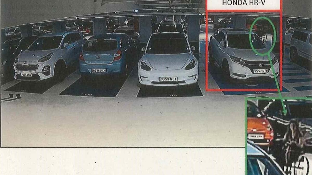 Imagen del aparcamiento con el coche de la fuga de Puigdemont identificado