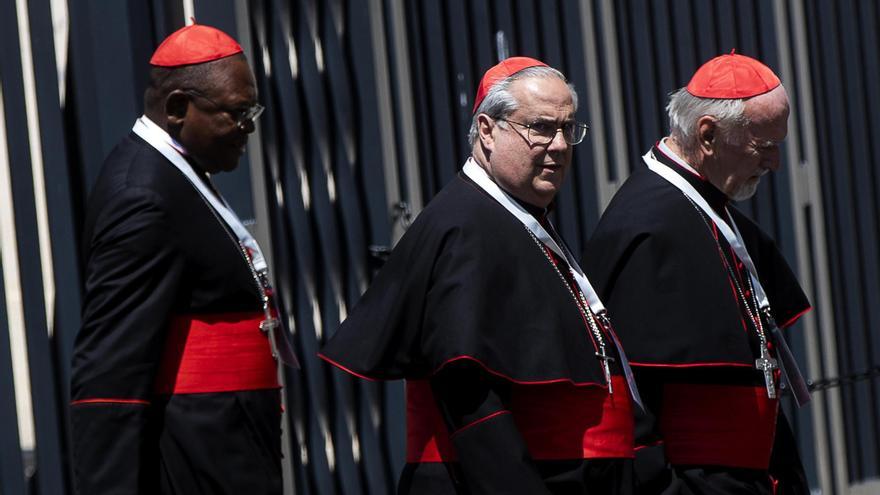 El cardenal argentino Ángel Rossi, centro, sale de la reunión de la congregación general, este miércoles.
