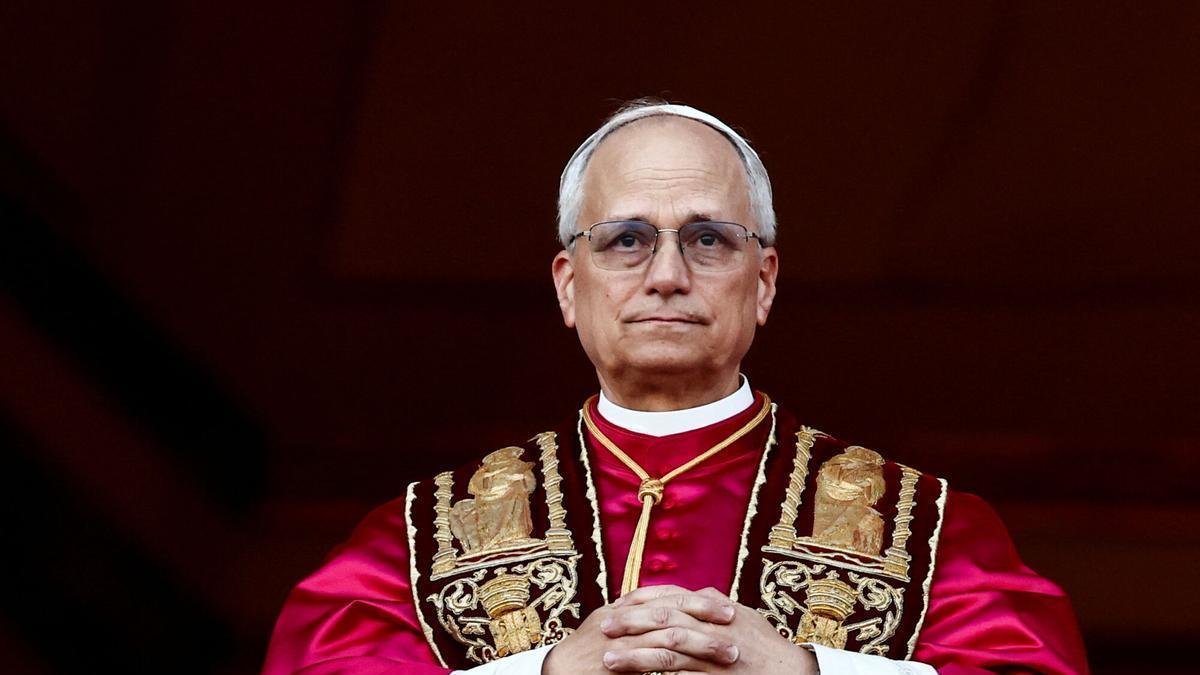 El recién elegido Papa León XIV, el cardenal Robert Prevost de los Estados Unidos, aparece en el balcón de la Basílica de San Pedro, en el Vaticano, el 8 de mayo de 2025.