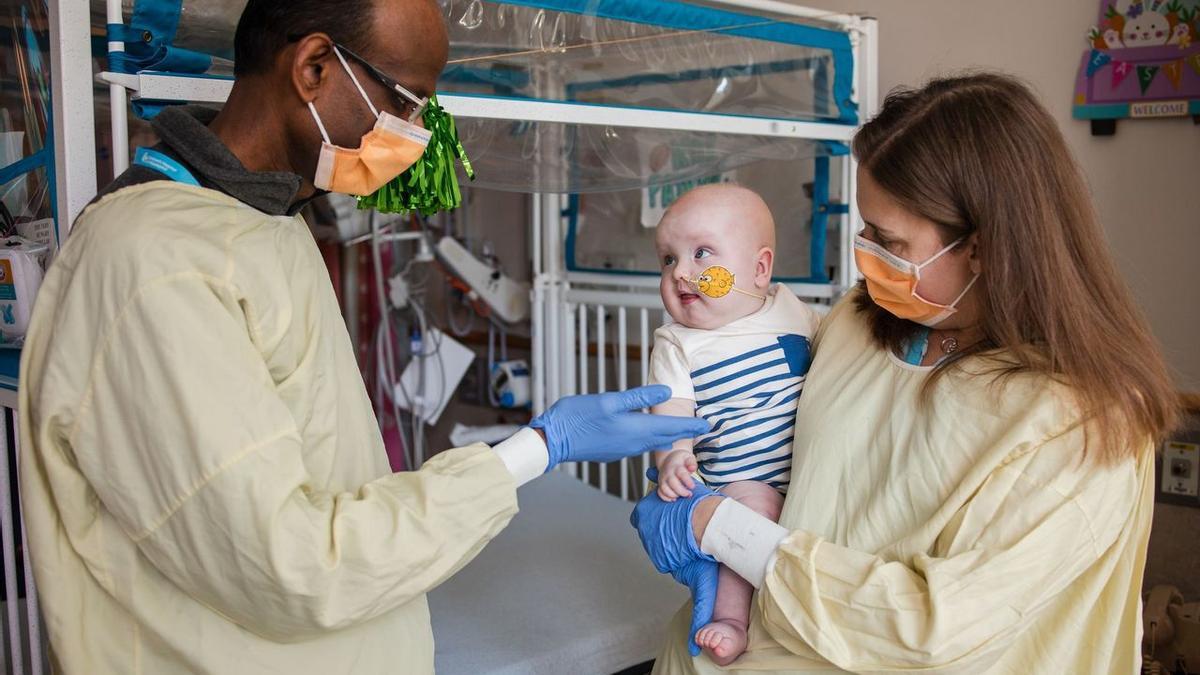 Los doctores Kiran Musunuru y Rebecca Ahrens-Nicklas atienden a un bebé afectado por una enfermedad genética rara en el Hospital de Filadelfia.