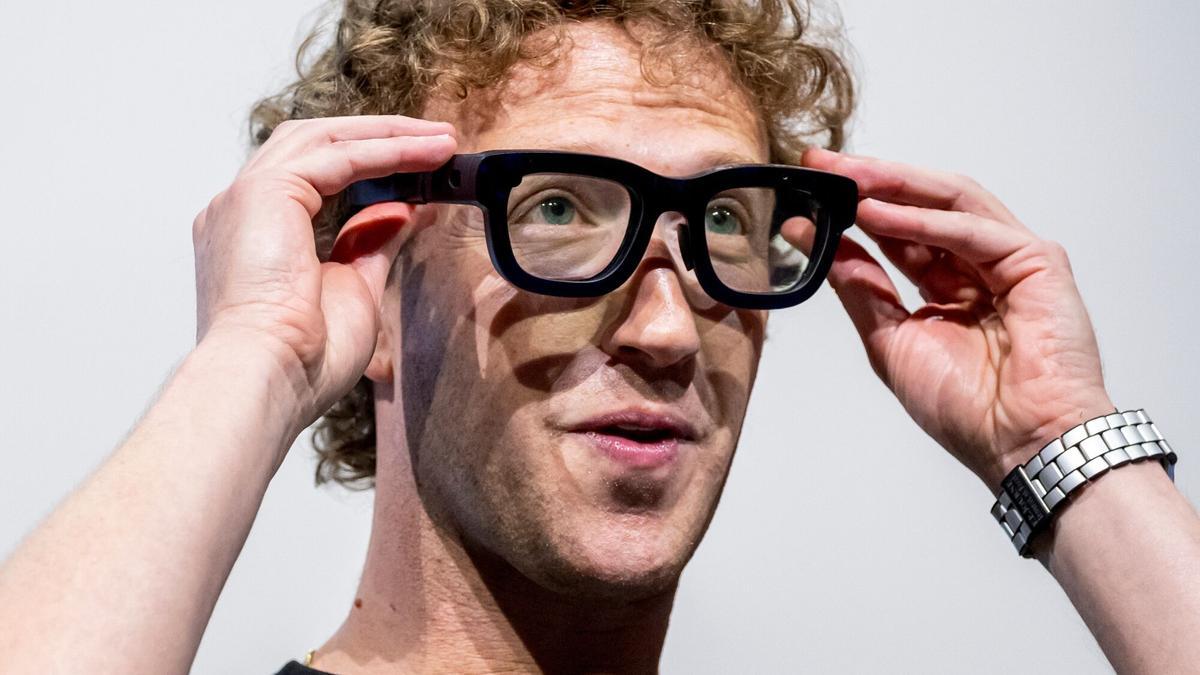 Mark Zuckerberg, director ejecutivo de Meta, prueba las gafas de realidad aumentada Orion.