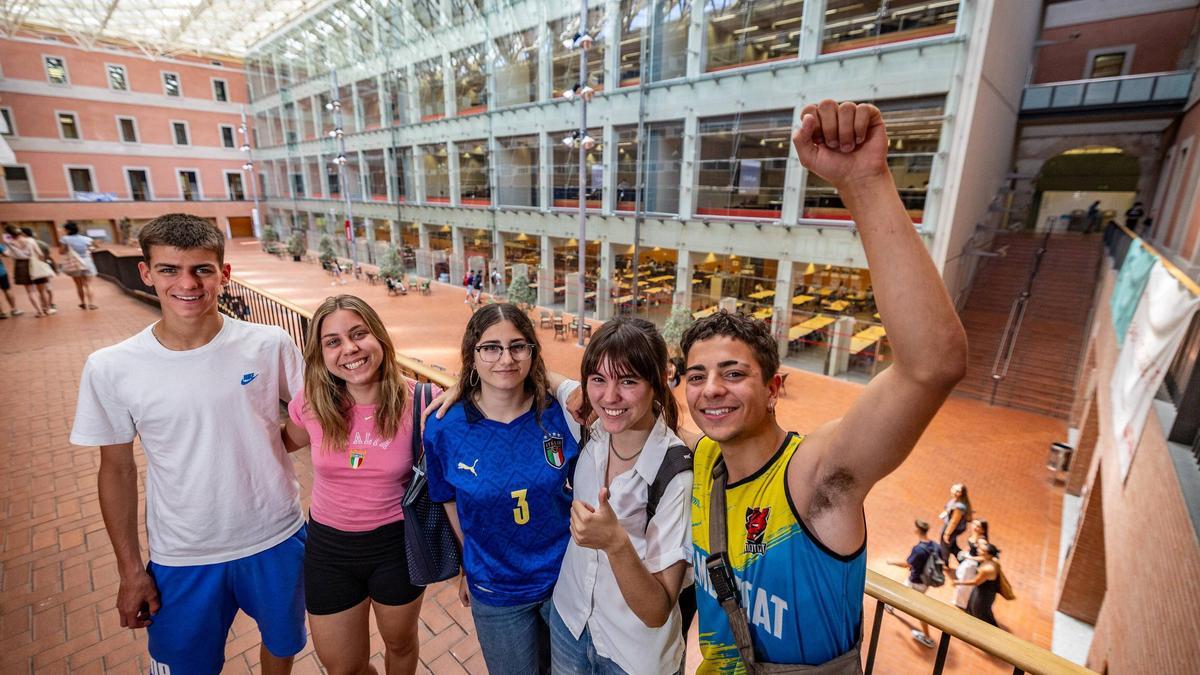 De izquierda a derecha, Pol, Emma, Marina, Lua y Lluc.