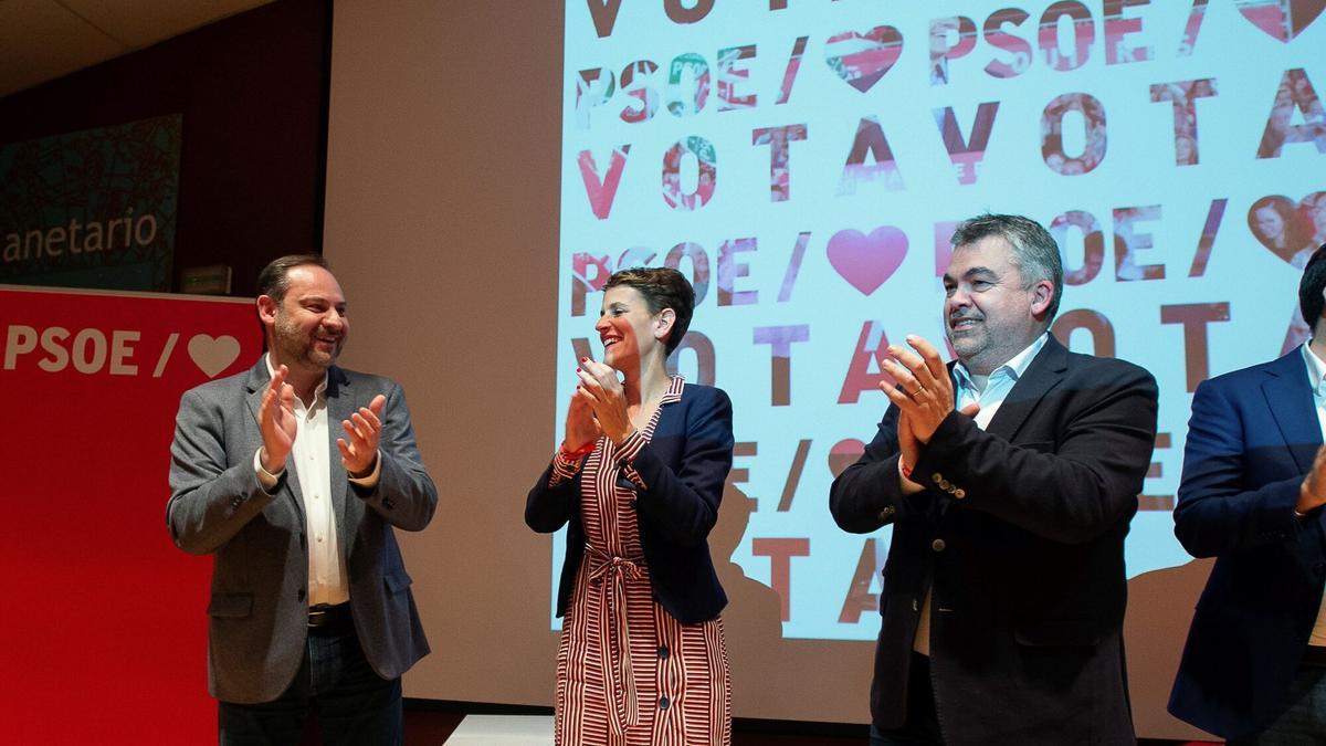 José Luis Ábalos (i), acompañado por Santos Cerdán (d) y la presidenta de Navarra, María Chivite, durante un acto electoral
