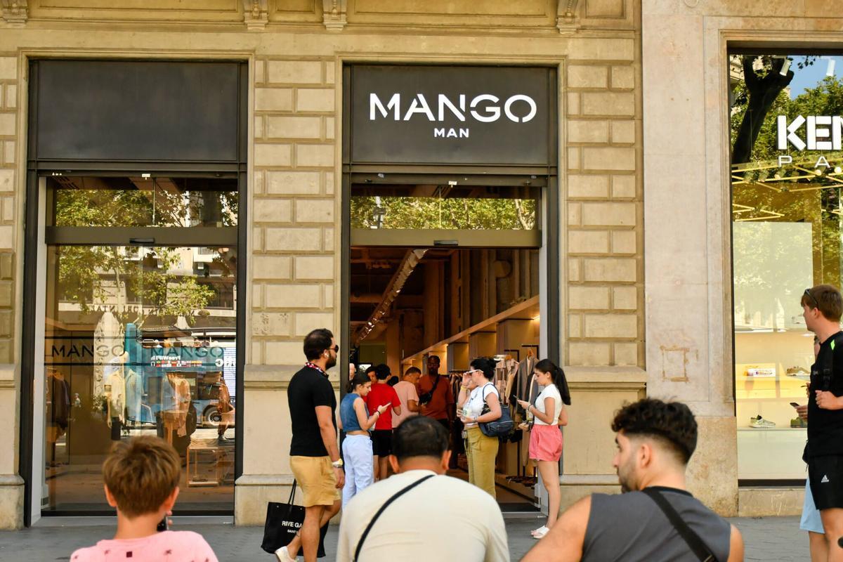 Stockage et environnement d'achat à Passeig de Gràcia entre Diputació et Plaza Catalunya. Saison de vente d'été. mangue