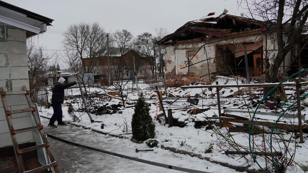 Archivo - Un edificio destrozado tras un ataque en la región rusa de Kursk (Archivo)