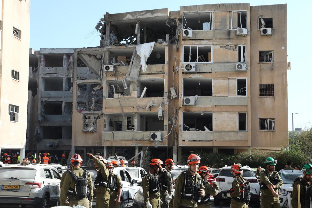 Un bâtiment endommagé par un missile iranien à Jolón, au centre d'Israël