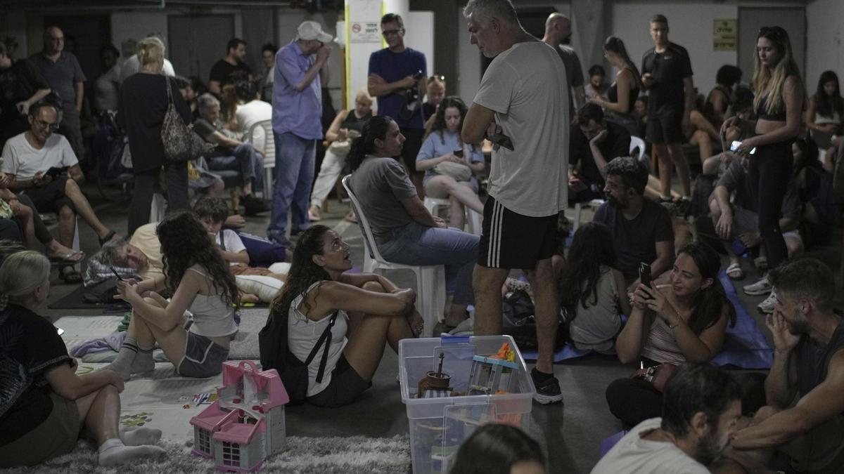 Residentes de Tel Aviv concentrados en un refugio para protegerse de un ataque iraní, este viernes.