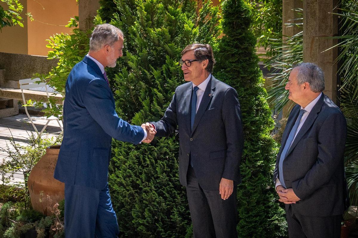 Le roi Felipe VI salue le président Salvador Illa à Montserrat