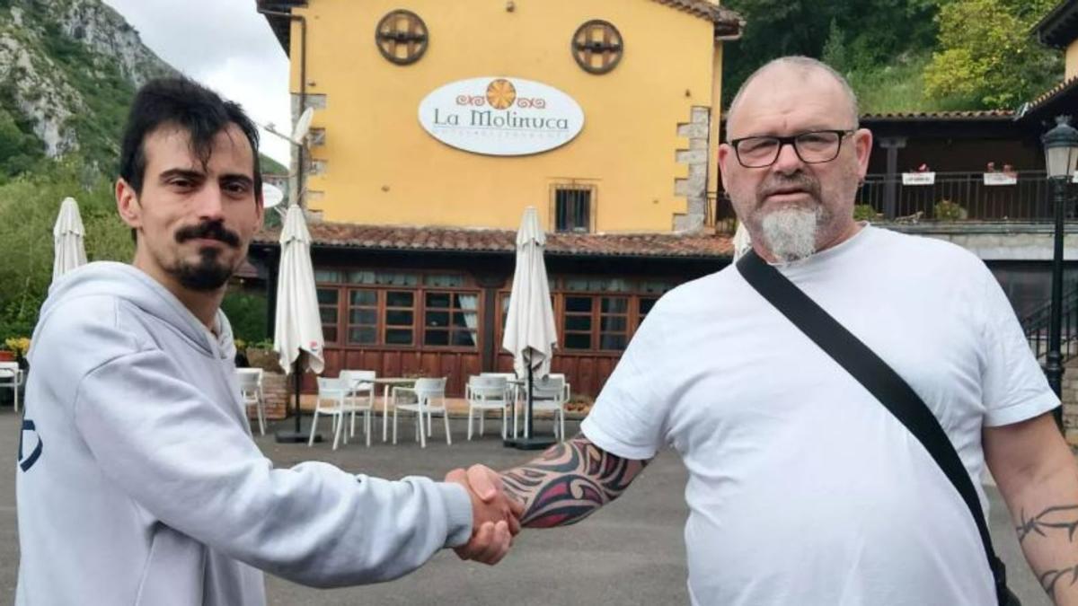 Salvador Méndez (izquierda) y Fernando Fernández, ante el hotel La Molinuca (Asturias).