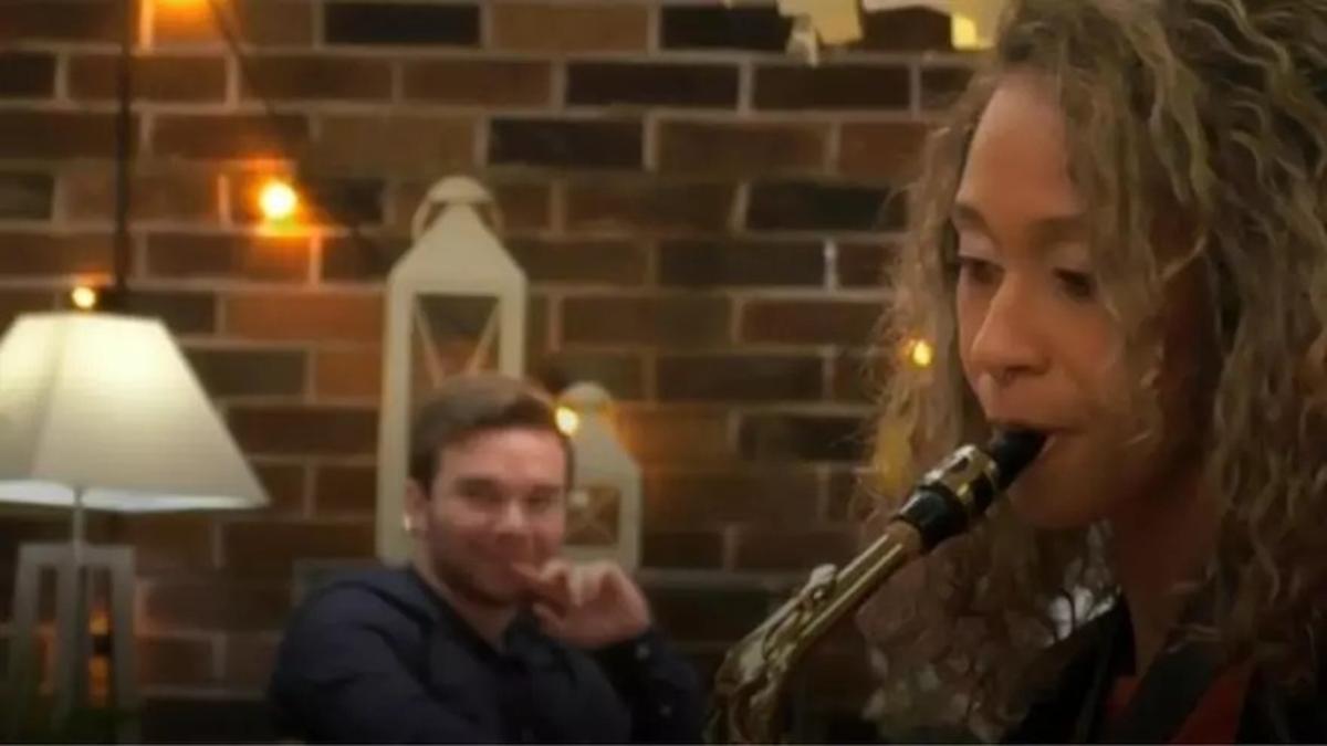Eva jouant du saxophone dans les premières dates
