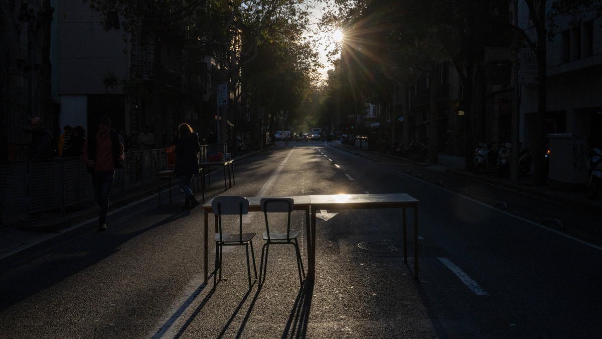 Pupitre escolar colocado en medio de la calle, en Barcelona.