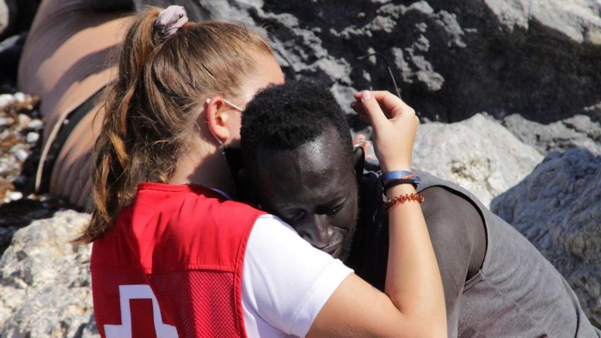 Luna, voluntaria de la Cruz Roja, consolando a un migrante en Ceuta.
