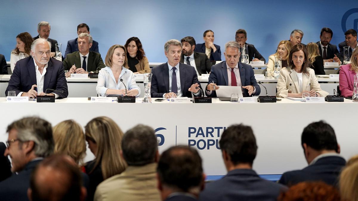Alberto Núñez Feijóo, el 19 de mayo, junto a varios de sus barones, en la reunión de la junta directiva nacional.