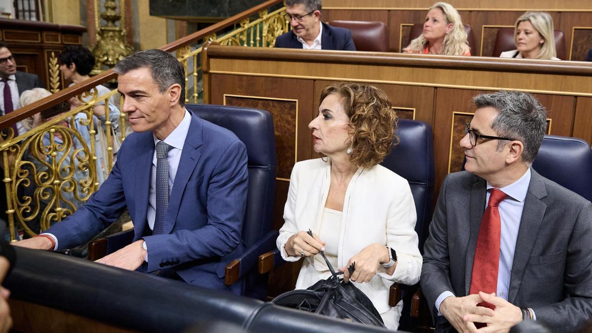 El presidente del Gobierno, Pedro Sánchez, la vicepresidenta primera , María Jesús Montero y el ministro para la Presidencia, Félix Bolaños, durante la sesión de control en el Congreso este miércoles.