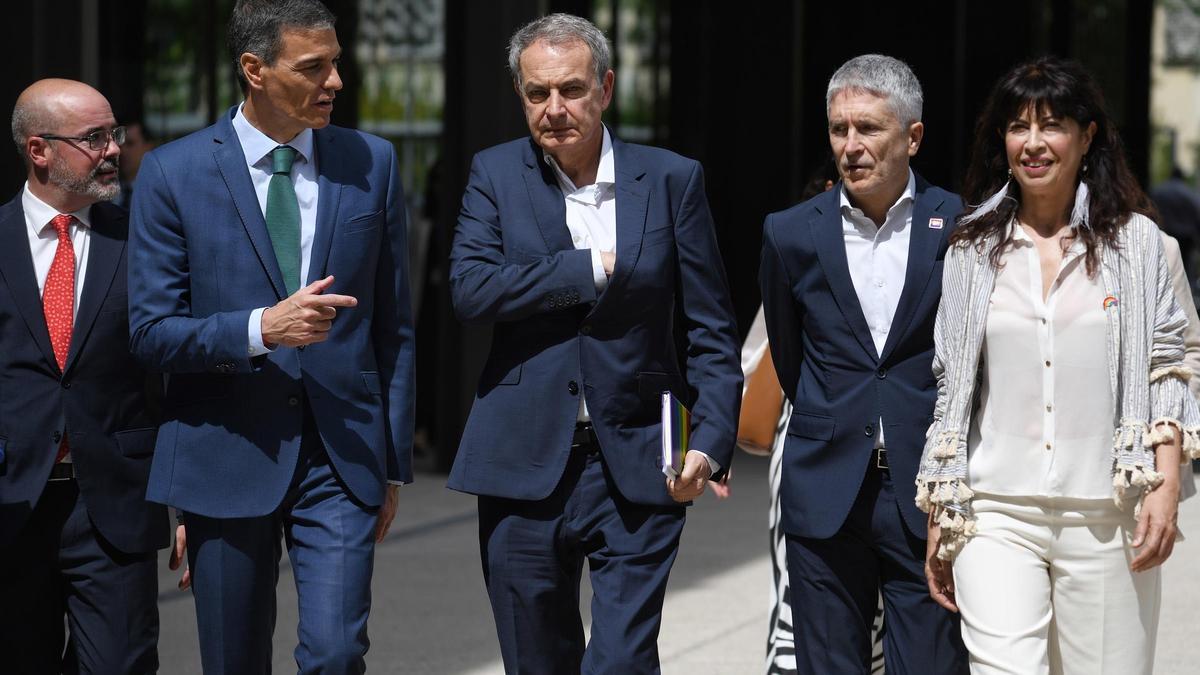 El presidente del Gobierno, Pedro Sánchez, junto al expresidente José Luis Rodríguez Zapatero, el delegado del Gobierno en Madrid, Francisco Martín, el ministro del Interior, Fernando Grande-Marlaska, y la ministra de Igualdad, Ana Redondo, este lunes en Madrid.