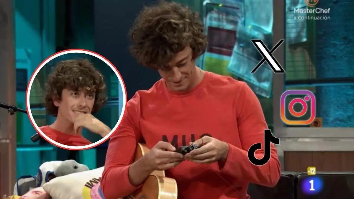 Guitarricadelafuente consulta su móvil durante la entrevista en 'La Revuelta'.