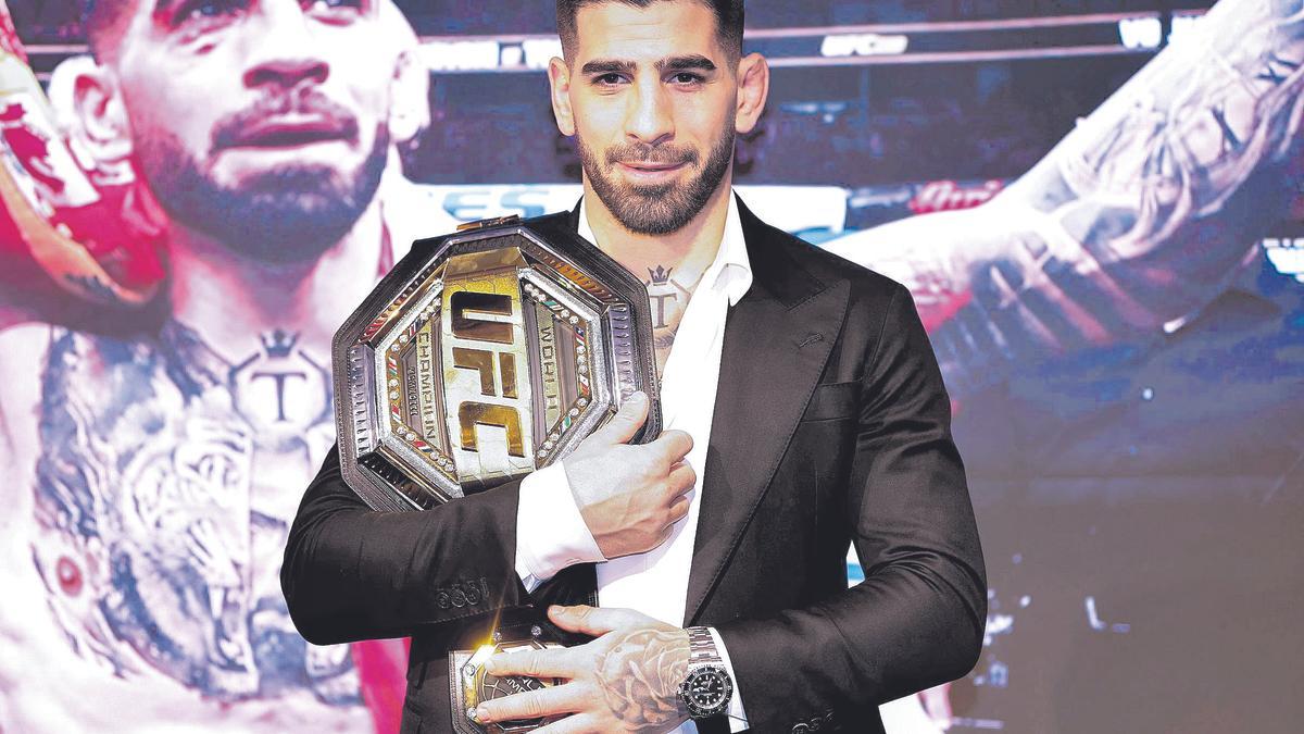 El luchador hispanogeorgiano Ilia Topuria, tras vencer a Alexander Volkanovski por el cinturón de la categoría de peso pluma.