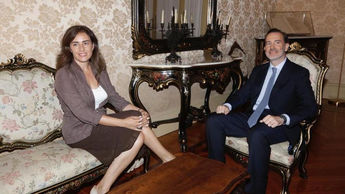 Idoia Ribas junto al presidente del Parlament, Gabriel Le Senne