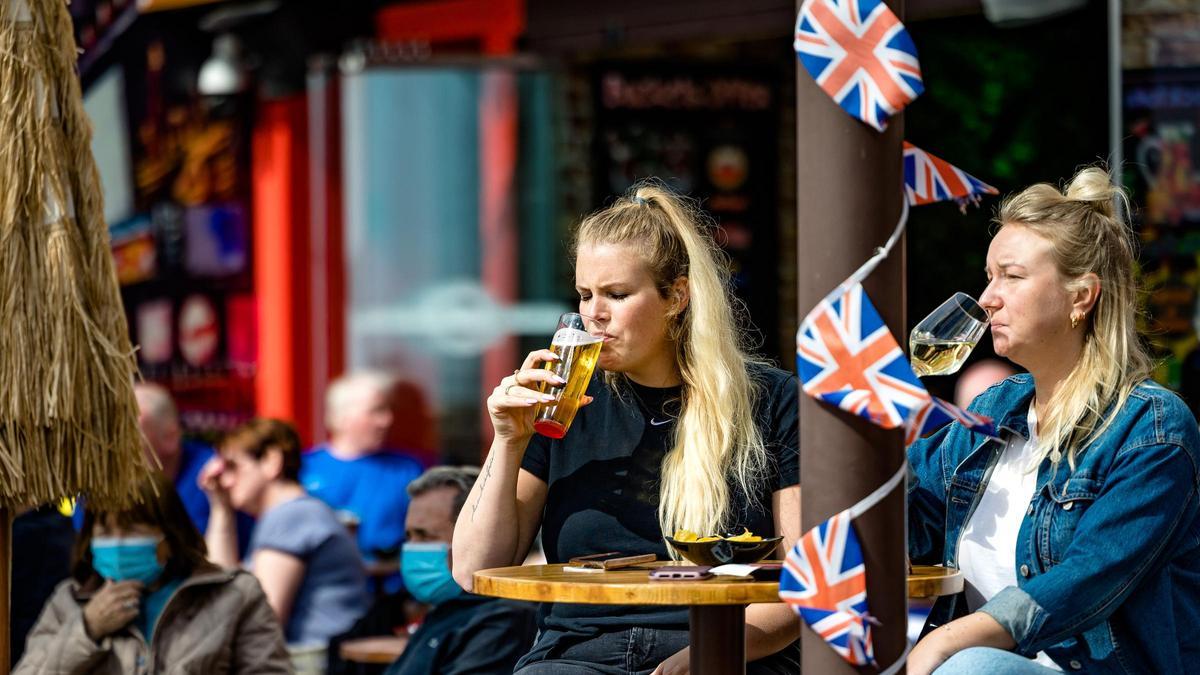 Una turistas bebe cerveza en un pub de Benidorm en una imagen de archivo.