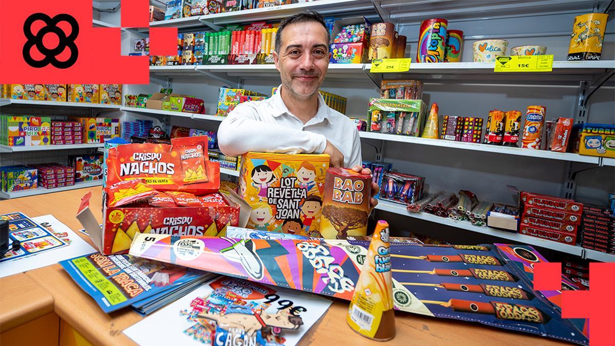 Jordi Brau, consejero delegado de Cialfir y La Traca, junto a una selección de artículos en la tienda de la avenida Vallcarca