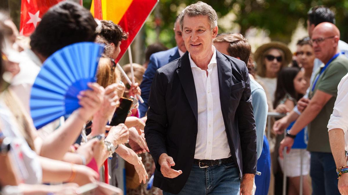 Feijóo llama a manifestarse contra el Gobierno y "no confiarse": "Cuanto más débiles son, más peligrosos"