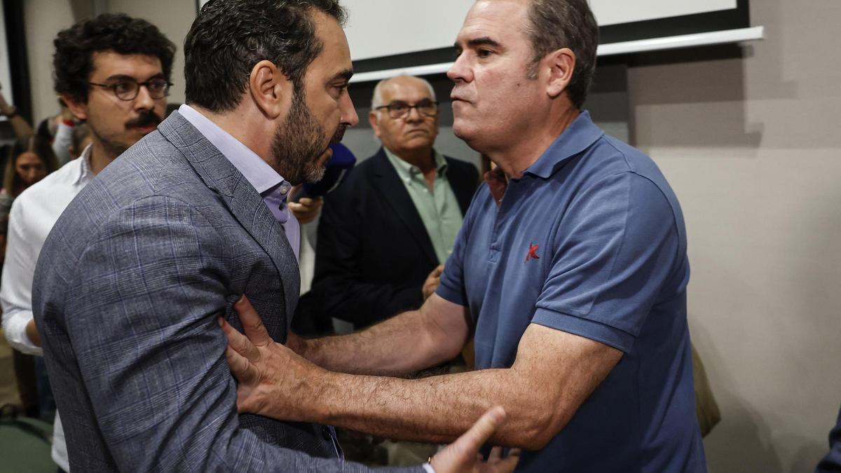 Víctor de Aldama y Javier Pérez Dolset, tras la comparecencia de Leire Díez.