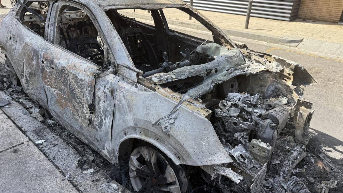 Un coche calcinado durante la verbena de Sant Joan en Badalona