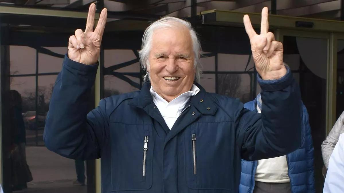 Manuel Benítez 'El Cordobés', a su salida del hospital Quirón en 2022, cuando le fueron colocados varios 'stent' tras un cateterismo cardíaco.