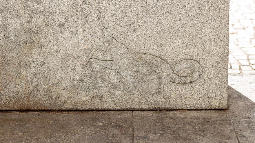 En la plaza de Pontejos está grabado un gato jugando con un ovillo.
