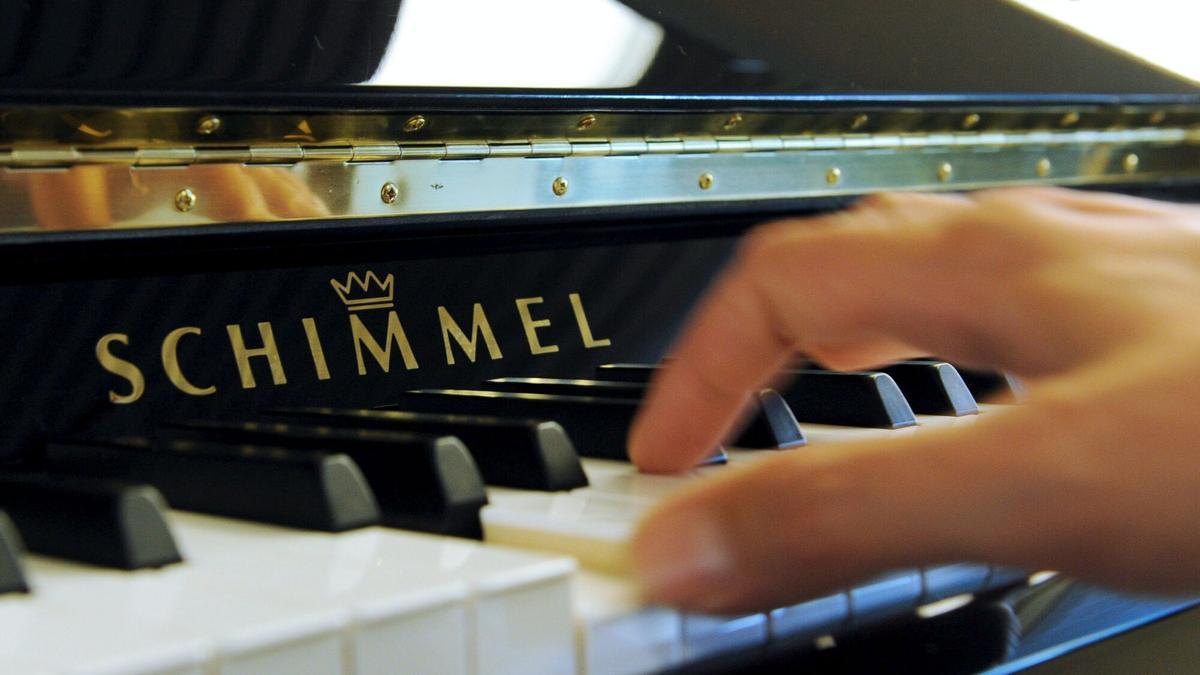 Una persona toca un piano Schimmel en Hanover.