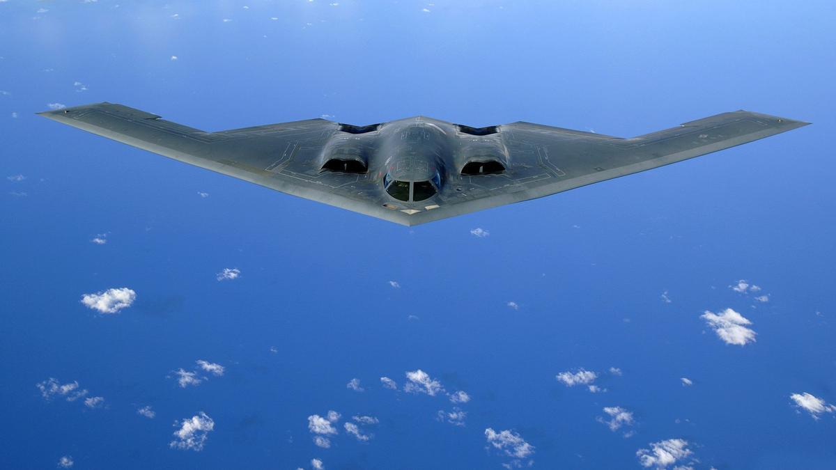 Un bombardero B-2 de las Fuerzas Aéreas de EEUU sobre el oceáno Pacífico.