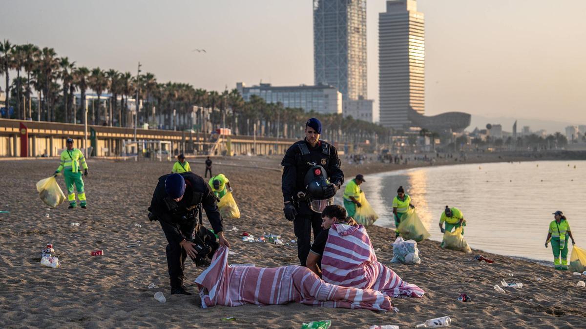 Limpieza de las playas de Barcelona tras la verbena de Sant Joan 2025