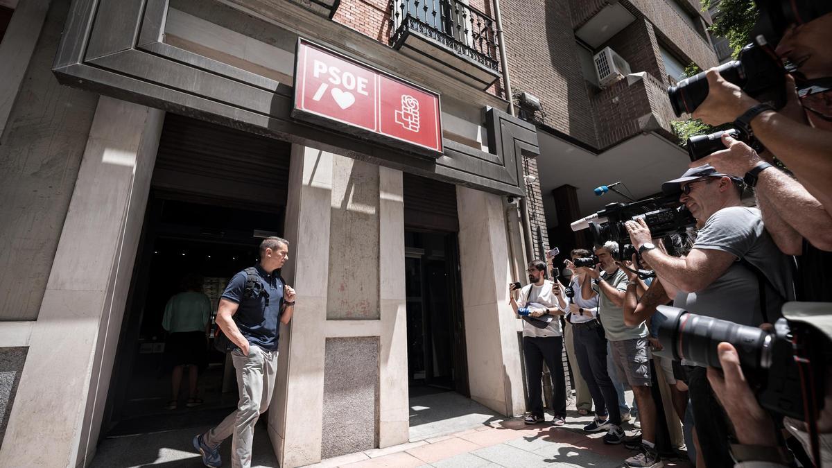 Un agente de la UCO sale de la sede del PSOE de la calle Ferraz
