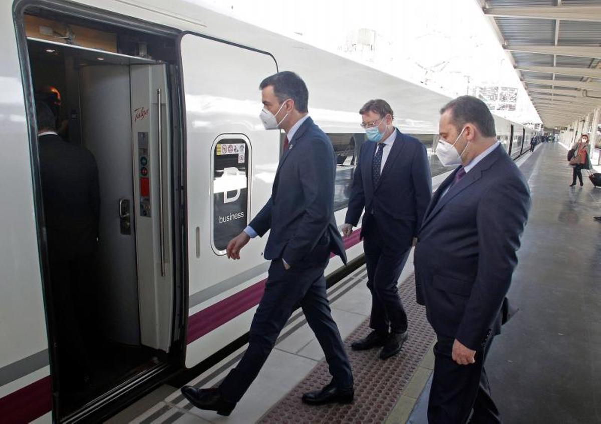 Pedro Sánchez, le président de alors valence Ximo Puig et José Luis Ábalos, alors ministre des Transports, inaugurant en février 2021 la section de l'AVE entre Madrid et Elche, dont la station a construit LIC, maintenant enquêté.
