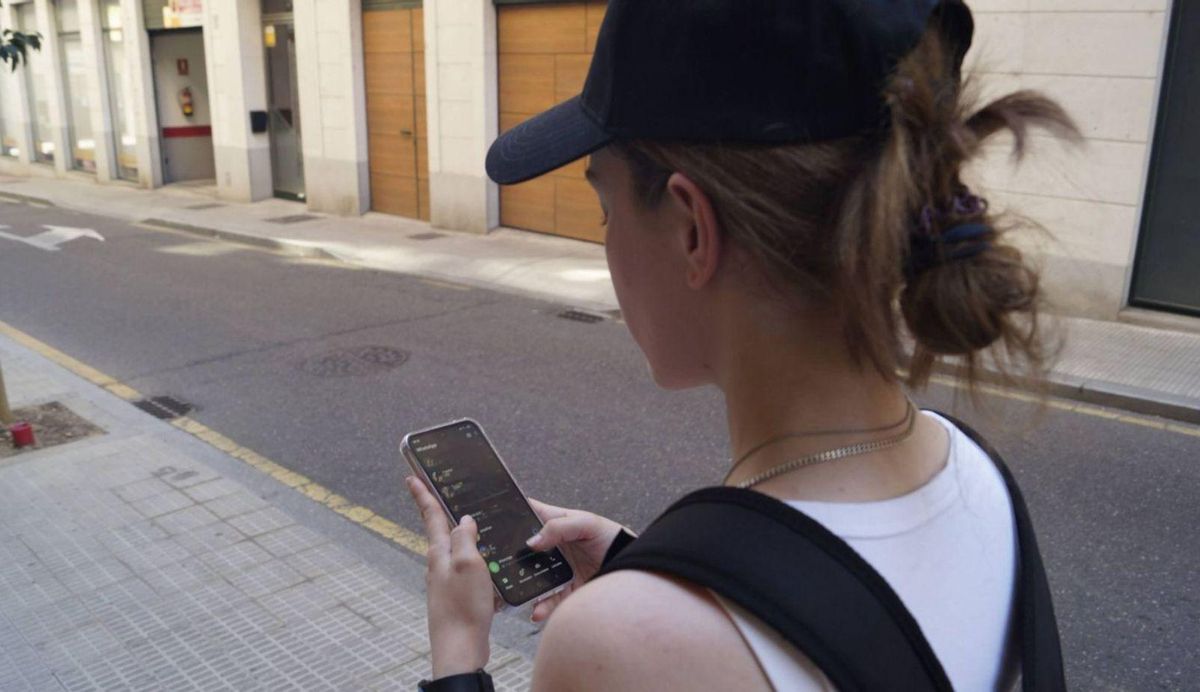 Une jeune femme envoie des messages à ses amis via WhatsApp. | Emma V. Díaz