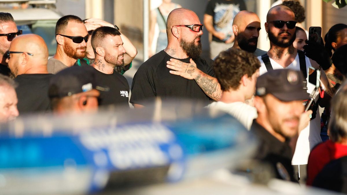 Varias personas durante una manifestación no autorizada en Torre Pachecho.