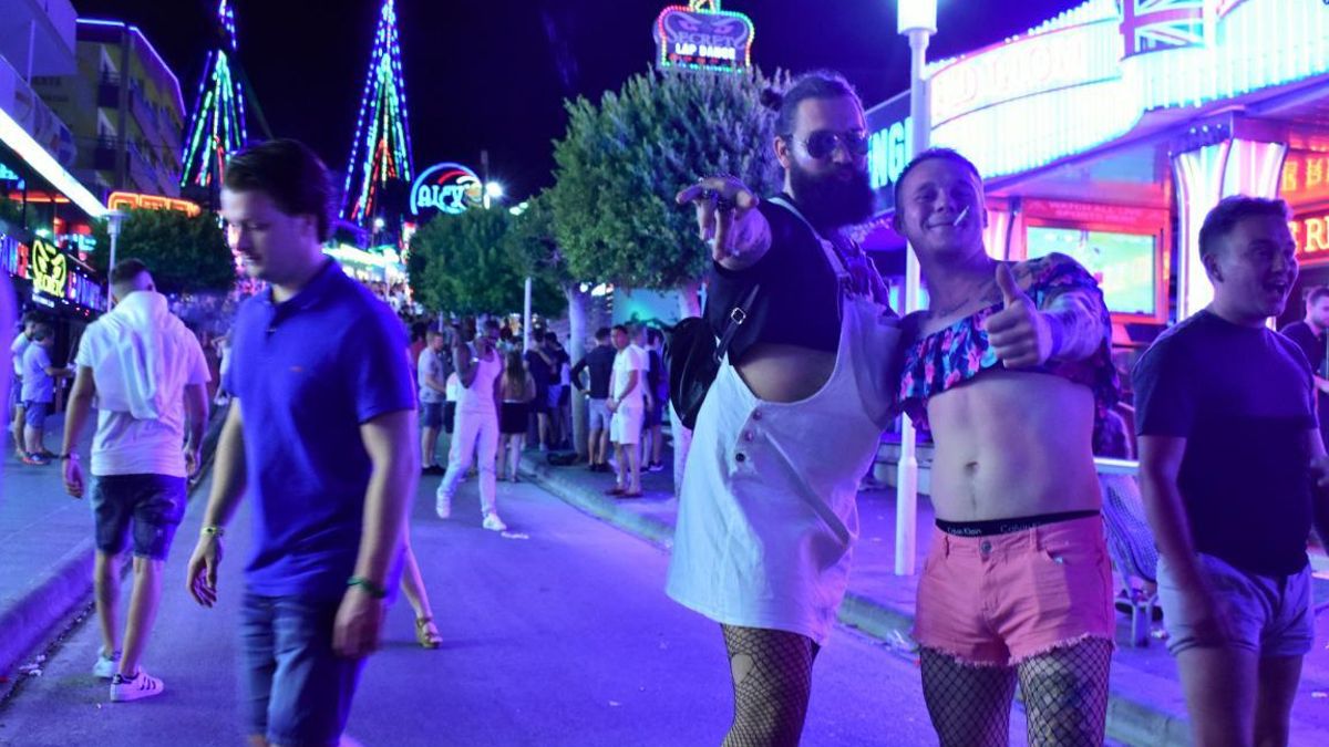 Turistas veraneando en Magaluf (Mallorca)