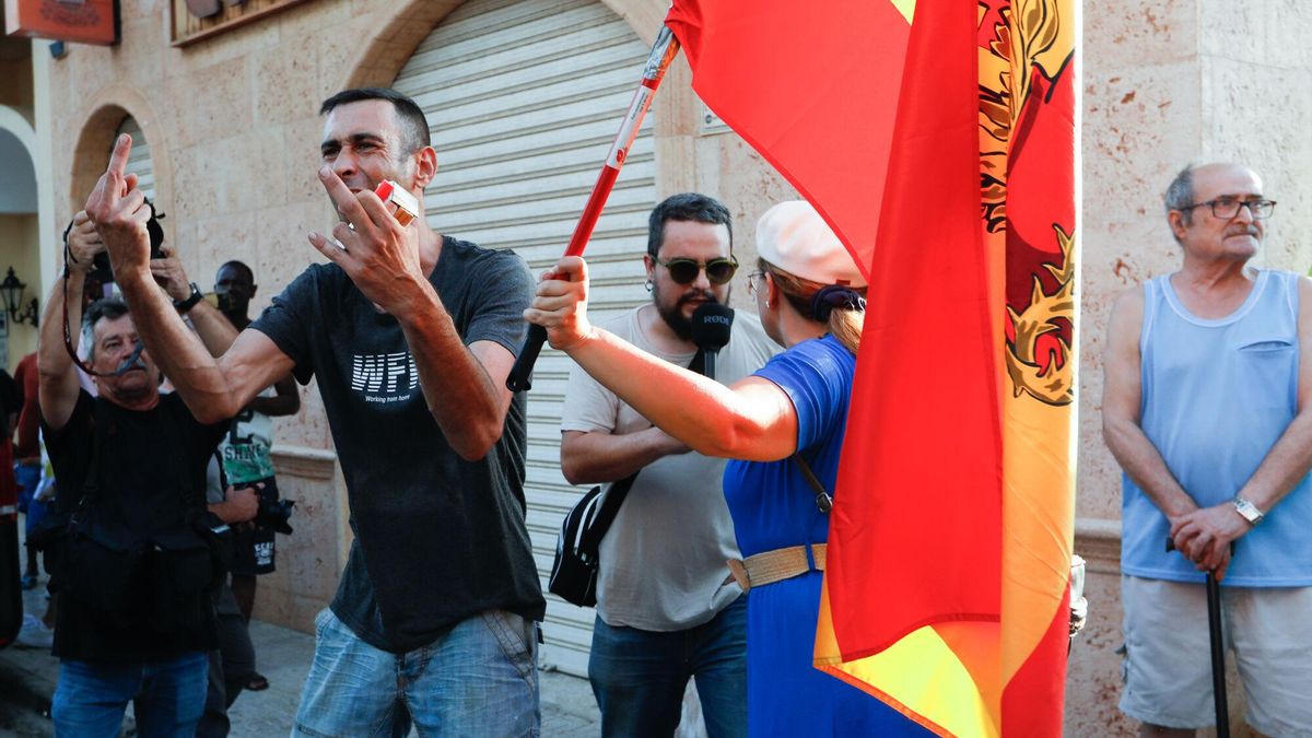 Varias personas durante una manifestación promovida por grupos de ultraderecha en redes sociales, el 15 de julio de 2025, en Torre Pacheco, Murcia (España)