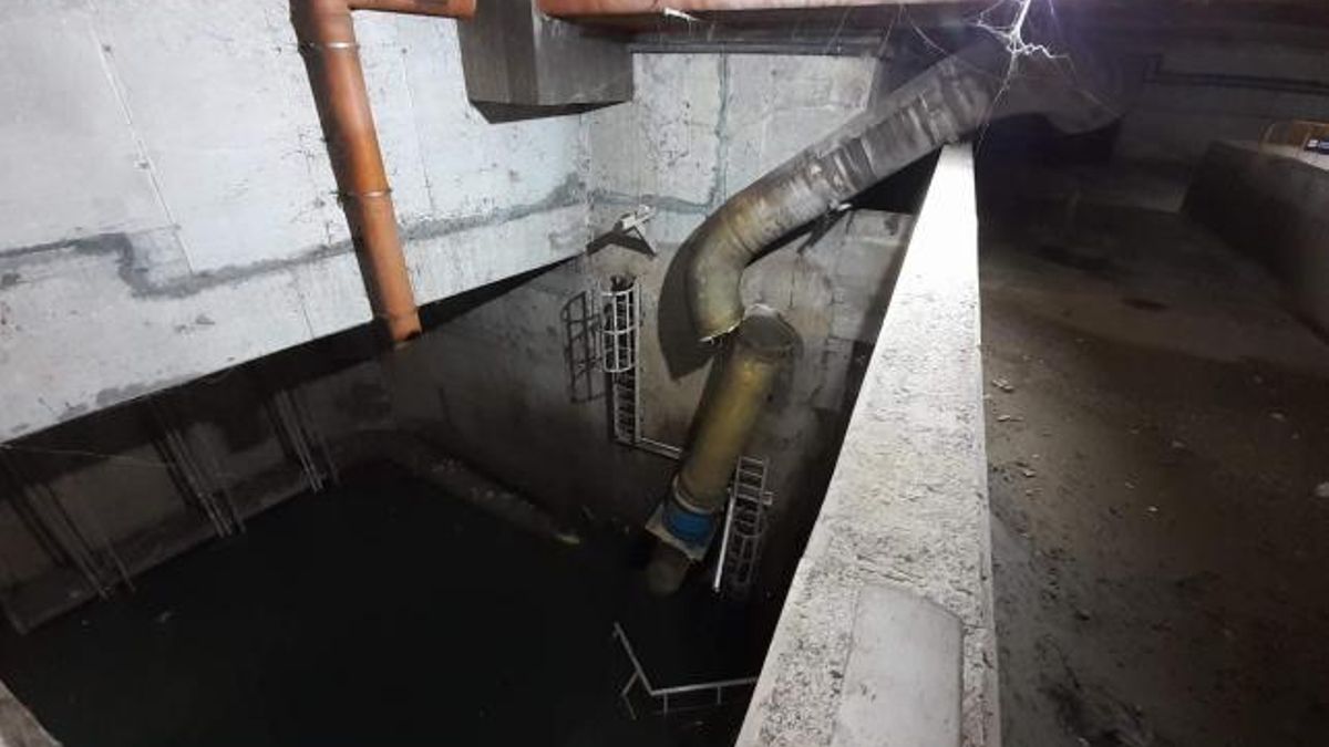 Imagen de la rotura del tubo de impulsión de aguas del depósito pluvial de la Estrella, en Badalona